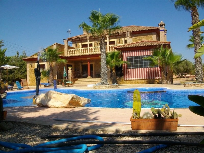 RS9, Luxury detached villa in Los..