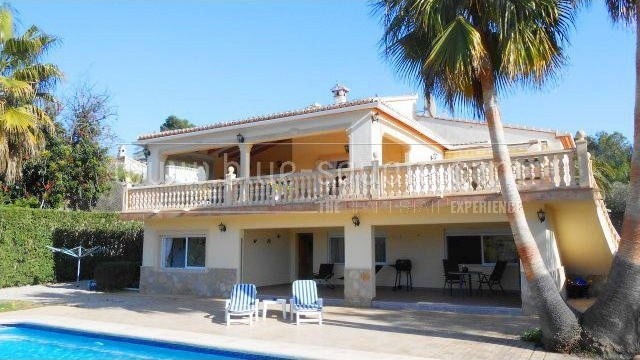 Luxury 5 bedroom villa close to the sea