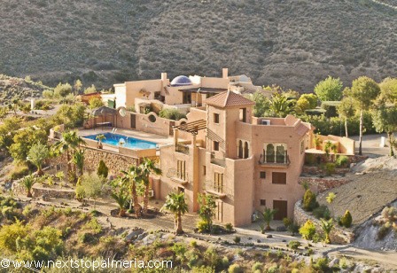 6 bedroom house with 10 x 5m pool -..