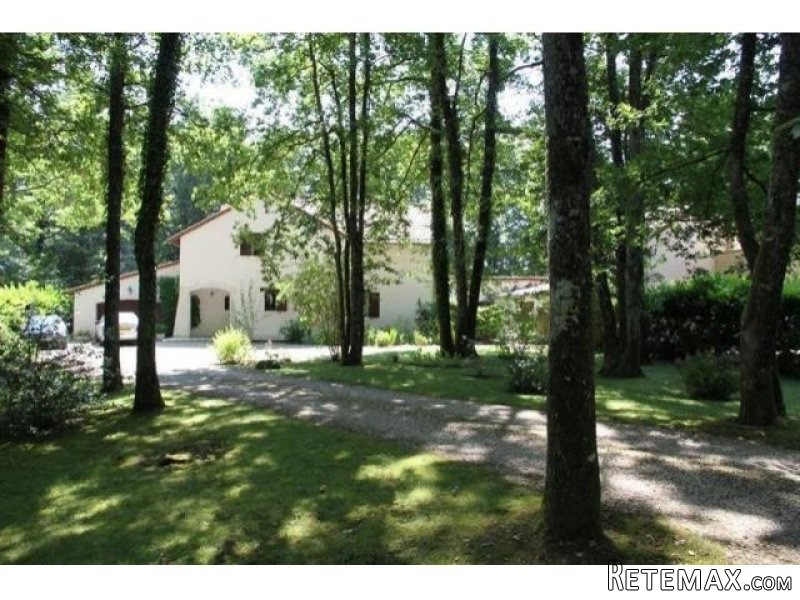 5 bedroom House For Sale: 86550 POITIERS - 2