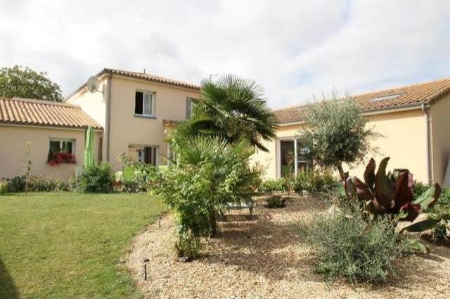 5 bedroom House For Sale: 86130 ENTRE..