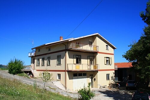 Huge detached property with 1 hectare.. - 2