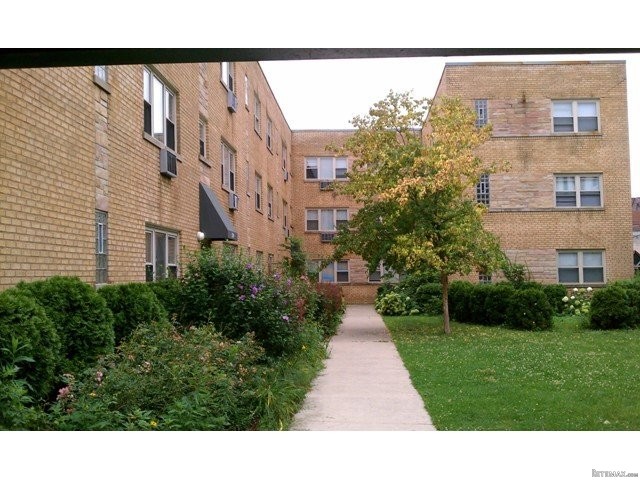 1 Bed Condo in Popular Student Area