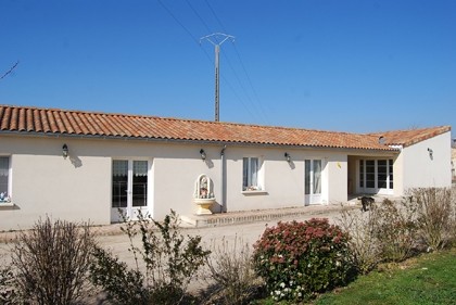 Modern 5-bed property with 1-bed studio