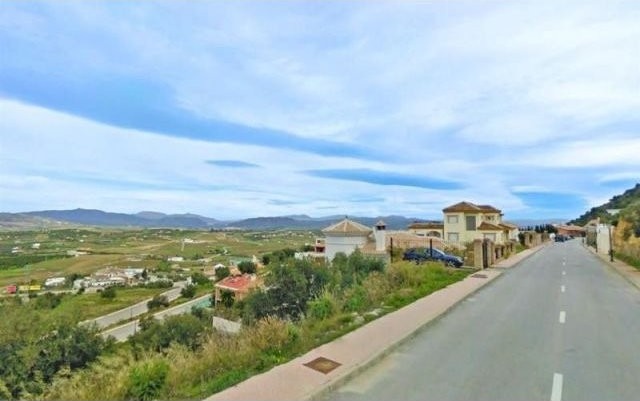 Land - Building plot situated on an..