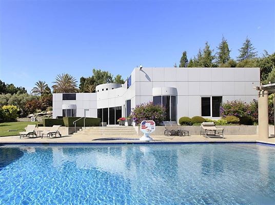 Modern high-tech home with stunning..