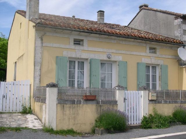 3/4 bedrooms renovated house with garden