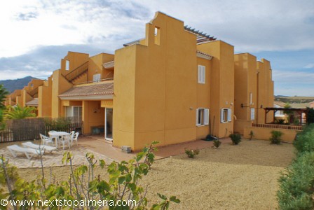 3 bedroom duplex with large plot - Los..