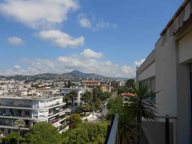 Spacious top floor three bed - 2