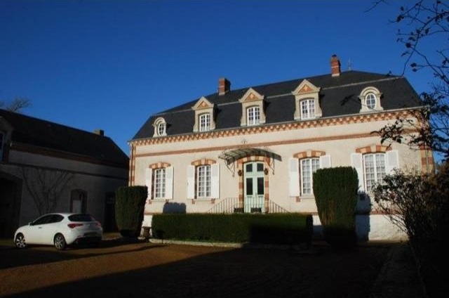 5 bedroom House For Sale: 28000 CHARTRES