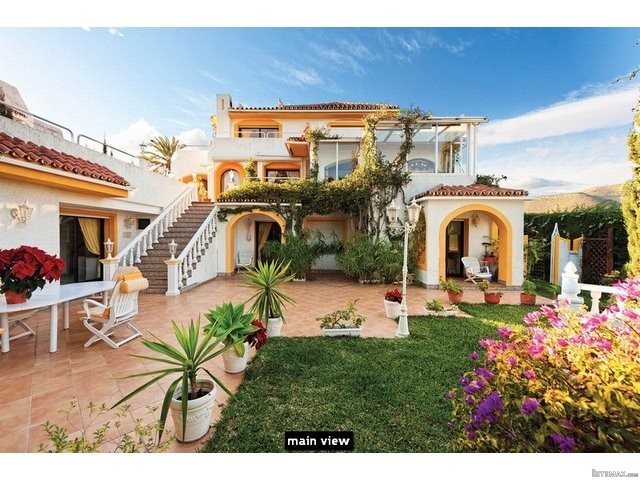 Villa for sale in Nueva Andalucia..