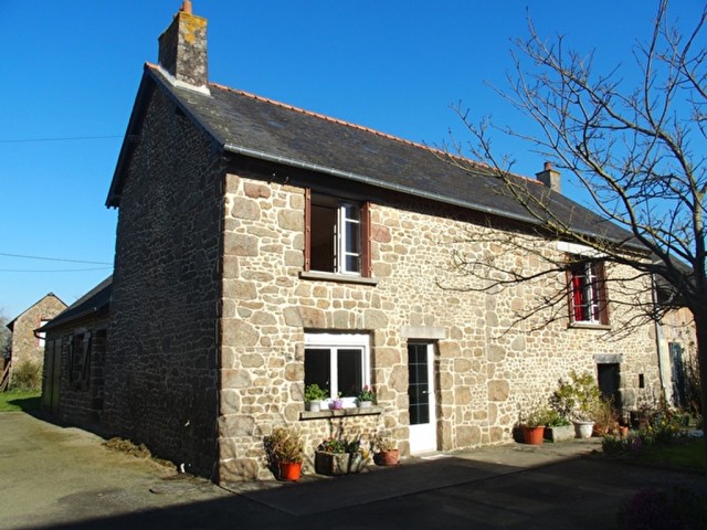 3 Bed House with Land, Garage, Barn