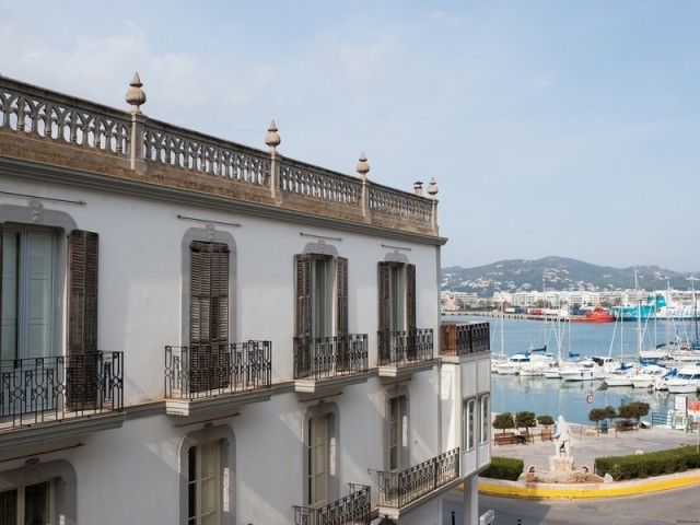 Luxury Two Bedroom Spacious Period..