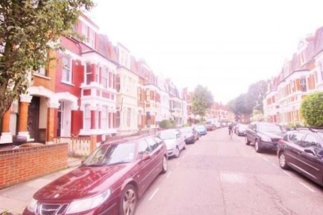 5 Bed Flat/Apartment To Let in London - 2