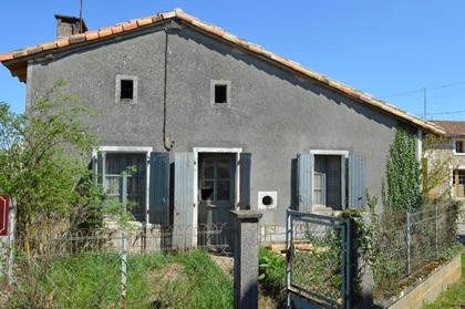 Maison en pierre a renover avec cour -..