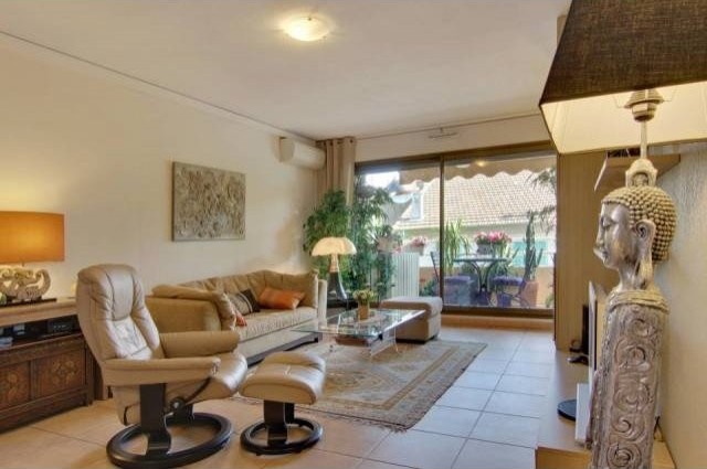 Antibes 2 bed apartment with garage and..