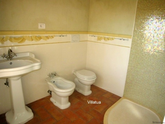 Country/farmhouse - For Sale - East of..