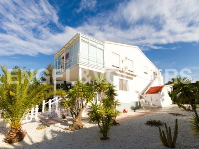 Beautiful house with garden in Blue..