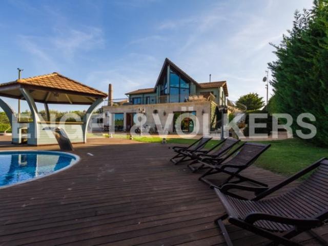 Spectacular country house surrounded by..