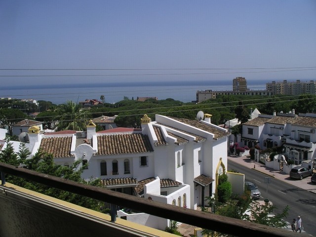 Apartment - This large 3 bed / 2 bath..