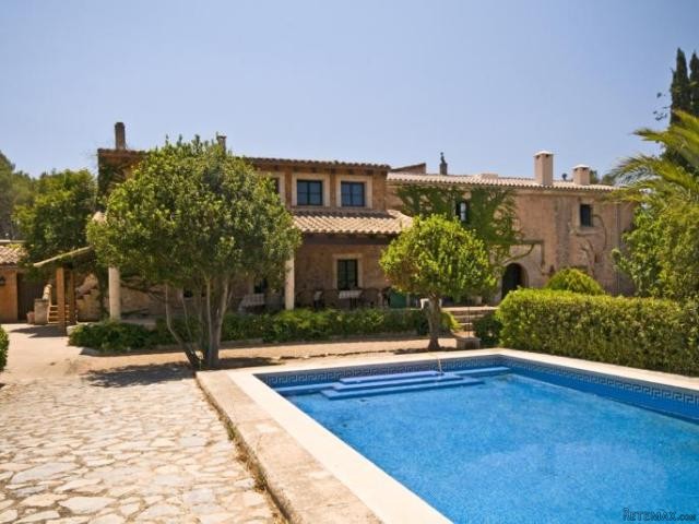 Country estate in Santa Maria from the..