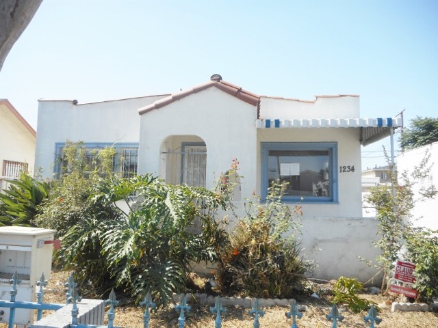 1234 E 69th St Los Angeles, CA, 90001.. - 2