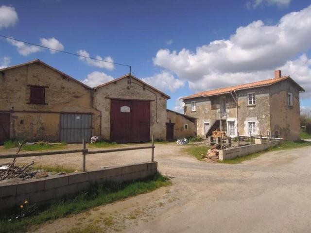 5 bedroom House For Sale: 86470 BENASSAY