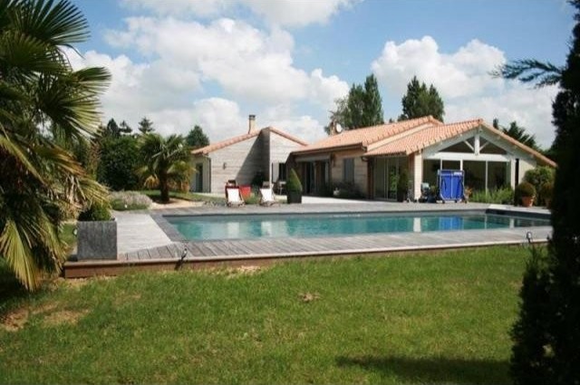 5 bedroom Villa For Sale: 86000 POITIERS