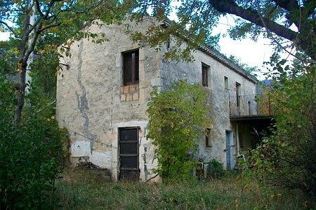Beautiful stone ruin with outbuilding..