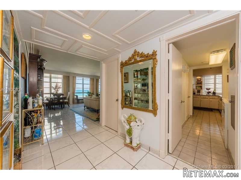 2 bedroom Flat For Sale: 5660 Collins..