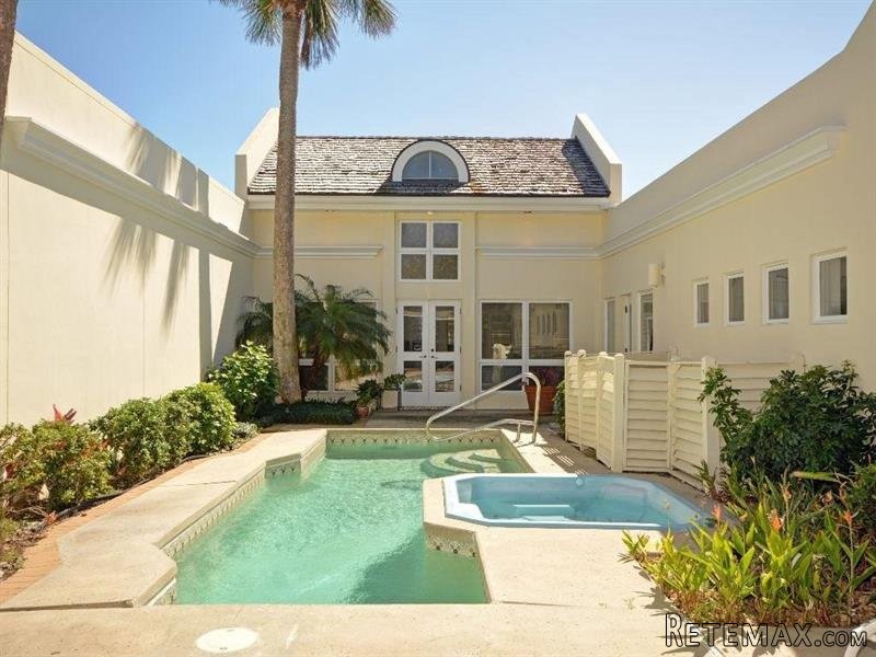 2 bedroom Flat For Sale: 8428 Poinciana..