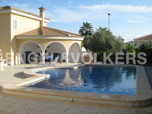 BEAUTIFUL VILLA URB. LAGO AZUL - 2