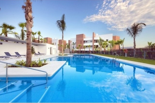 Stunning 2 Bed Garden Apartment in Los..