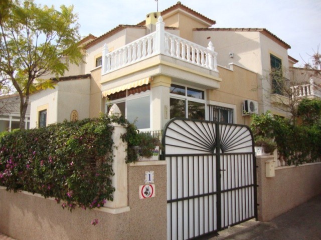 3 Bedrooms - Villa - Alicante - For Sale