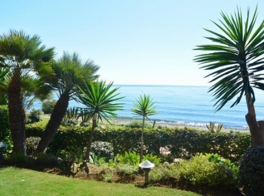 Luxury apartment in first line beach