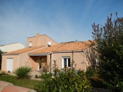 Modern house in quiet outskirts of..
