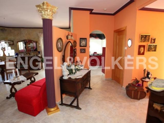 BEAUTIFUL VILLA SURROUNDS GOLF COURSE - 2