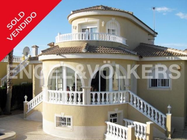 BEAUTIFUL VILLA URB. LAGO AZUL