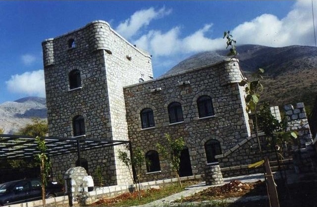 B181 - Unique stone tower (castle) with..