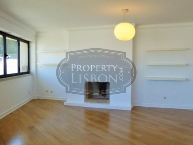 T4 Lisbon Apartment in Lapa with River..