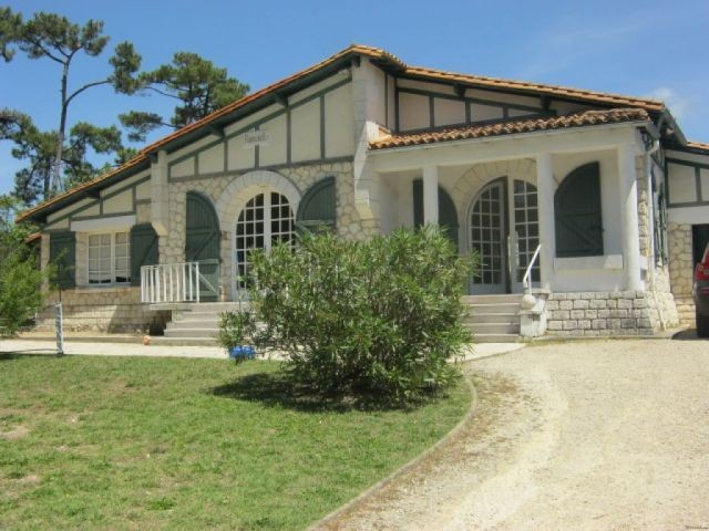 5 bedroom house of character in La..