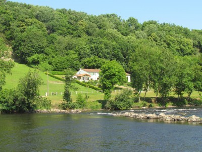 Beautiful location for this house..