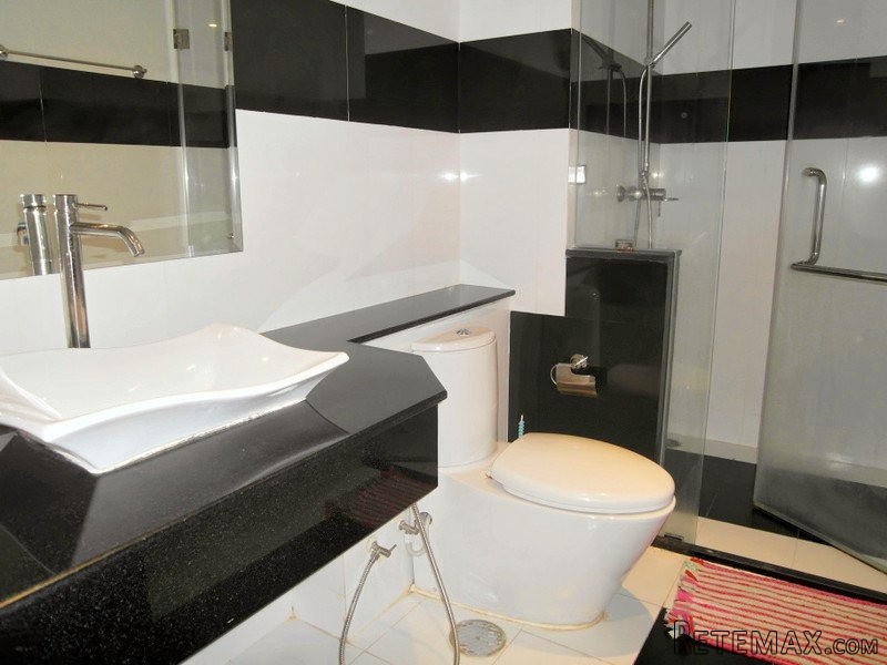 Avenue Residence: modern, roomy studio.. - 2