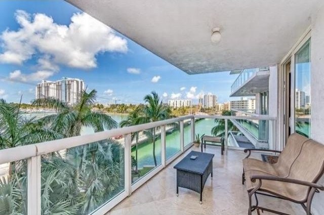 2 bedroom Flat For Sale: 10 VENETIAN WY..