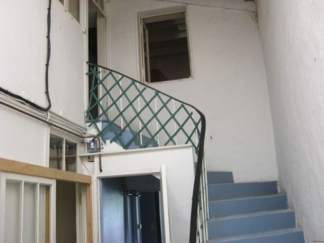 buildng with shop and apartment in.. - 2