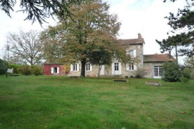 8 bedroom House For Sale: 79300 AU..