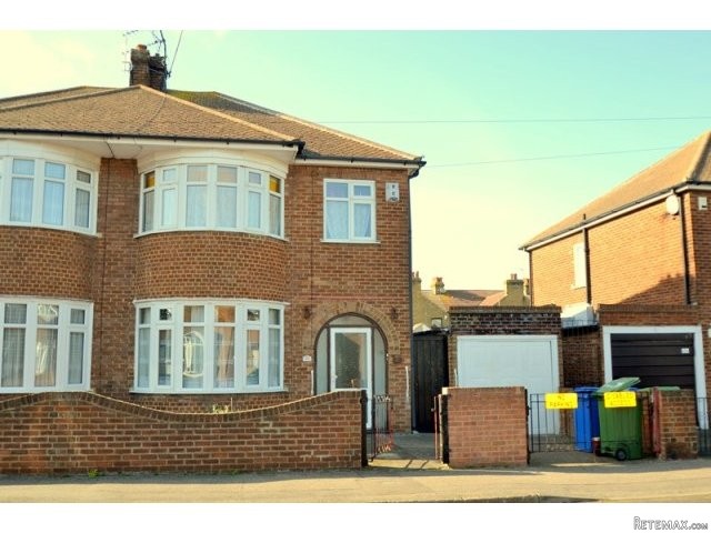 3 bedroom house in SHEERNESS - 2