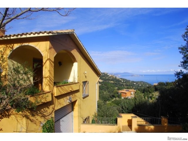 Magnificent property with views to the..