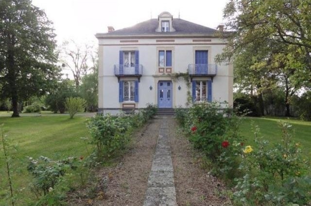 8 bedroom House For Sale: 03800 GANNAT - 2