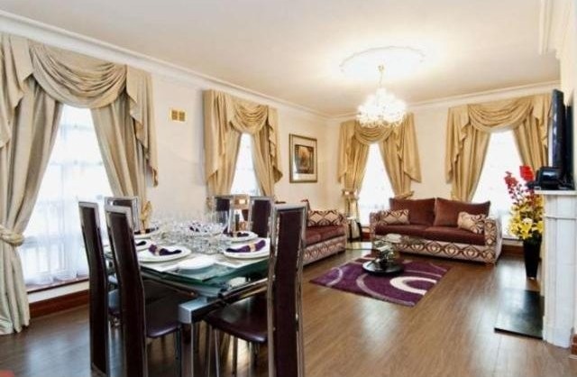 3 bed flat to rent in Down Street..